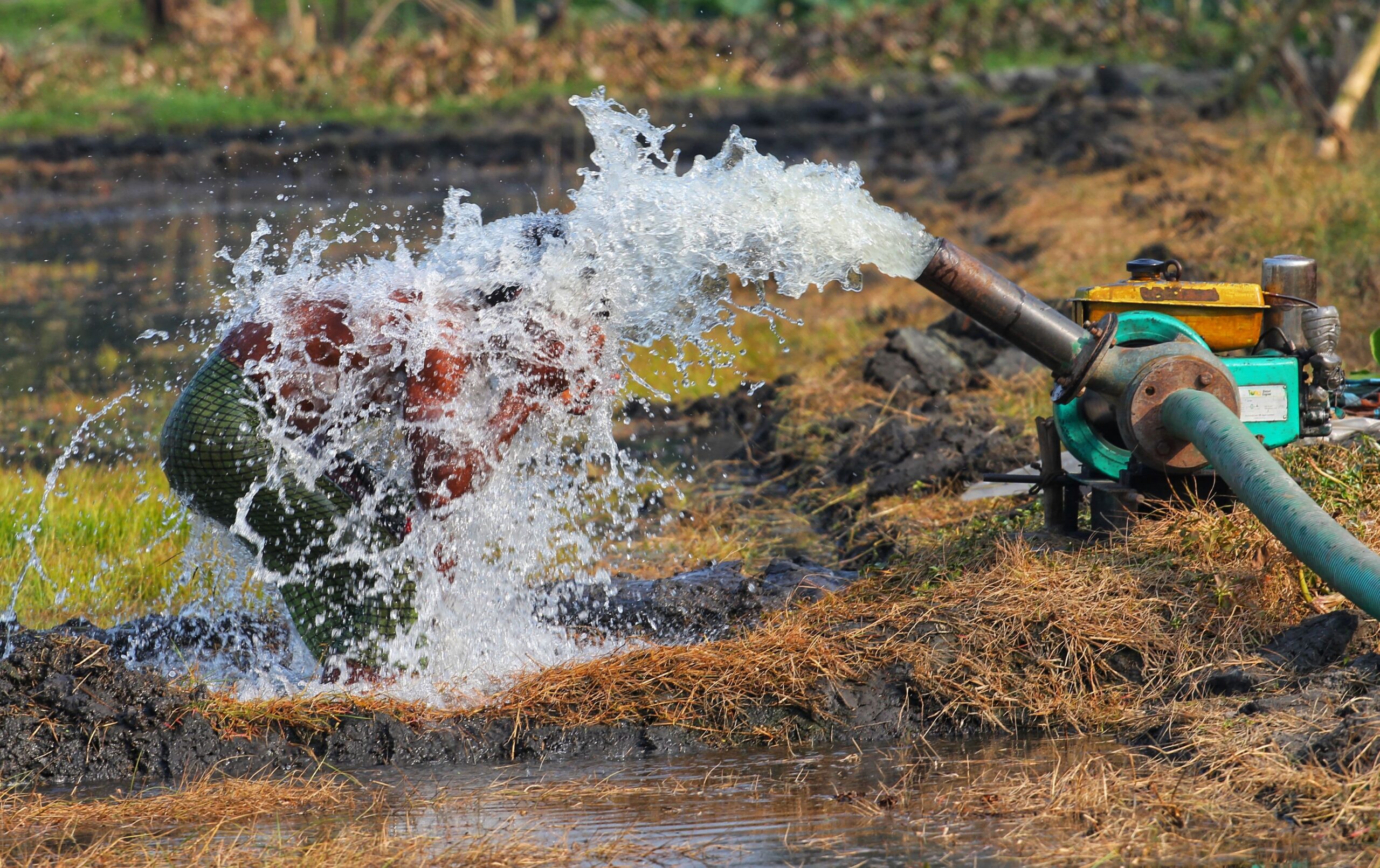 Motobomba agrícola en funcionamiento junto a canal de riego