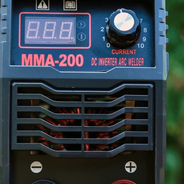 Soldadora inverter compacta para taller agrícola