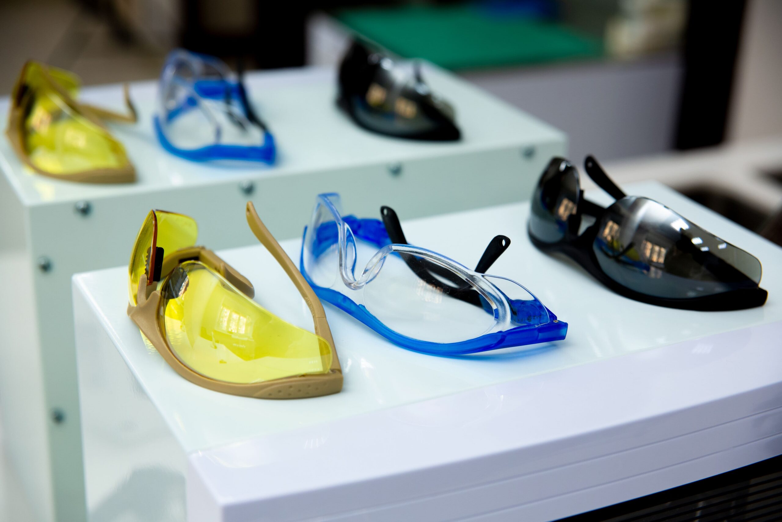 Gafas de protecci&oacute;n de varios tipos expuestas