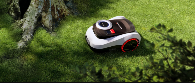 Robot cortacésped Segway Navimow trabajando en un jardín
